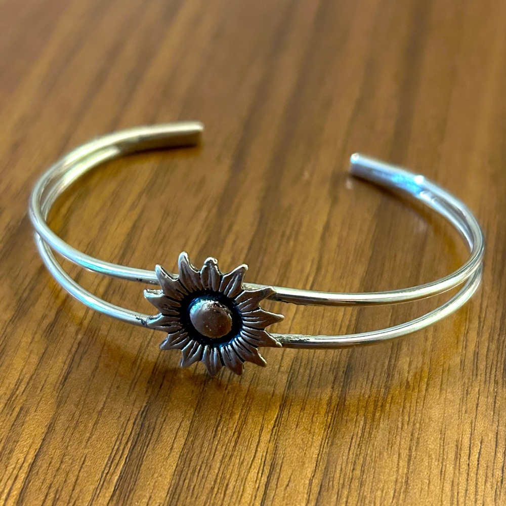 Adjustable silver flower bangle